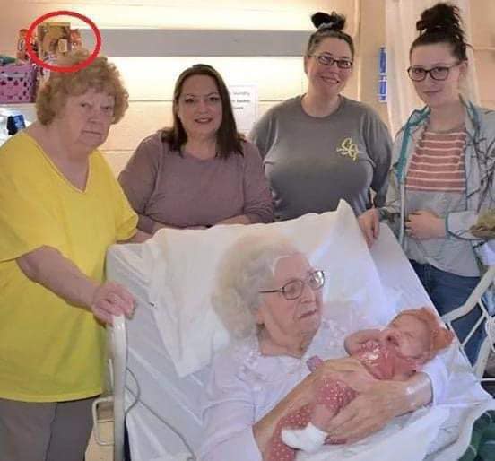 98-year-old Kentucky woman with over 230 great-great-grandchildren meets her great-great-great-grandchild for the first time in amazing photo with 6 generations in it