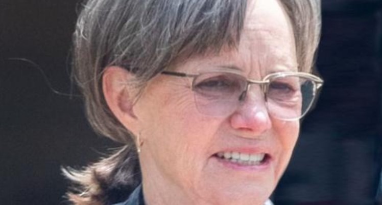 Sally Field, 76, was considered ‘ugly’ after choosing to age naturally – She discovered joy in being a grandmother to 5 children and living in an ocean-view house
